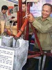 Nông dân Việt Nam chế tạo máy bơm nước đạp chân   