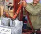 Nông dân Việt Nam chế tạo máy bơm nước đạp chân 